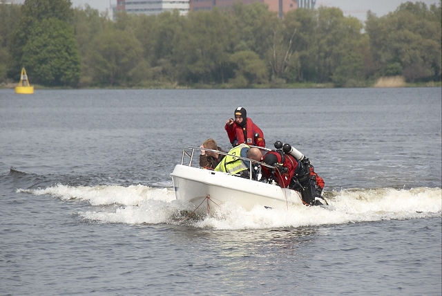 2010/111/20100515 008 Persoon te water Nieuwemeerdijk.jpg